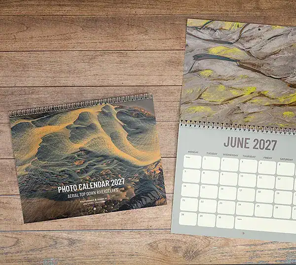 Aardig fotokalender voor het plafond met afbeeldingen van de rivierdelta's in 2027, inclusief de cover en de juni-pagina.