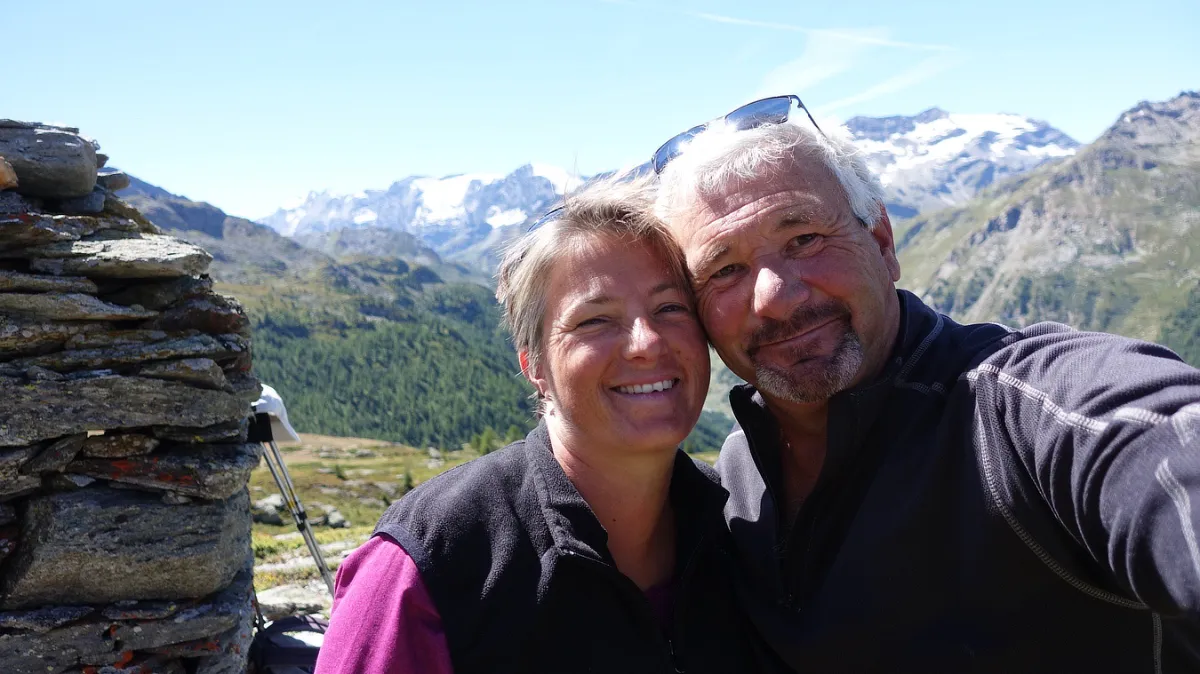 us selfie with mountains