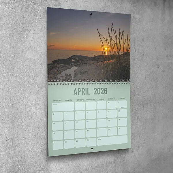 opgehangen kalender tegen muur