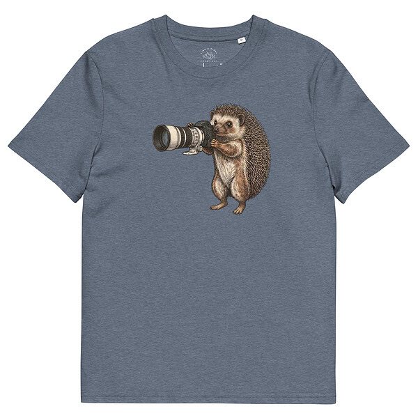 Een schattige egel die een professionele natuurcamera met telelens vasthoudt.